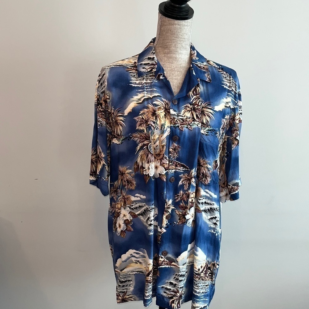 Hilo Hattie 1990’s Mens Rayon Blend Hawaiian Shirt. Ukulele Blue Hawaiian
Medium